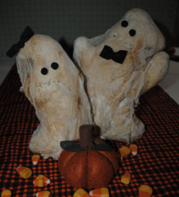 Two handmade and easy to sew ghost couple that are perfect for Halloween