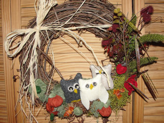 Owl wreath with shrubbery